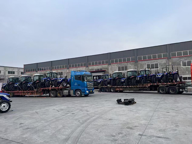 A Glory Farm traktor, amelyet Közép -Ázsiába szállítottak