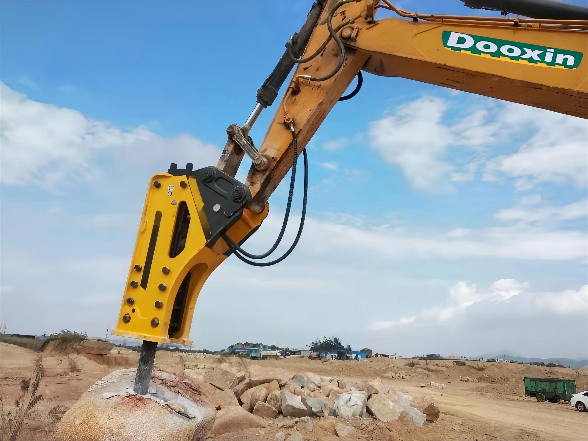 A Crawler kotrógép fontos kiegészítője - Breaking Hammer