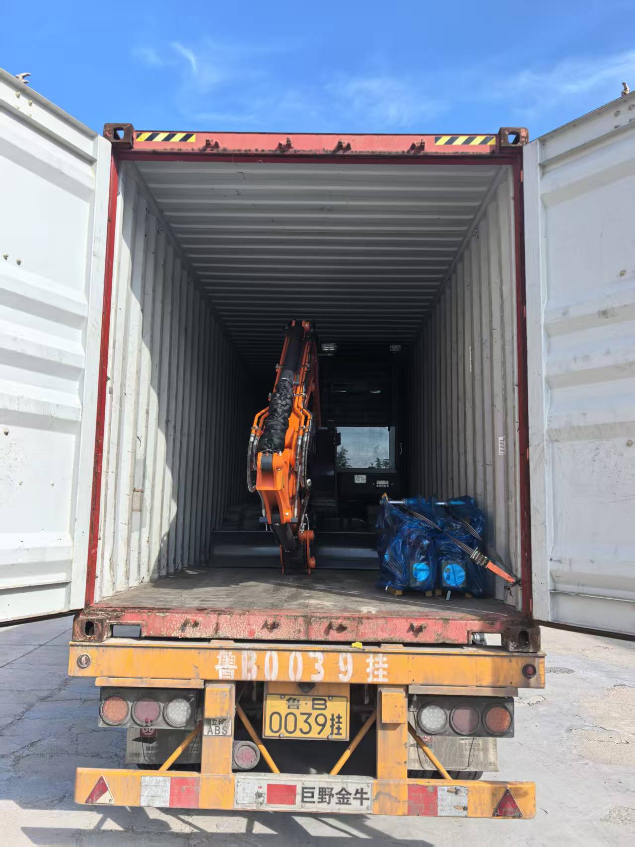 Két 6,5T-s kotrógépet szállítottak ki