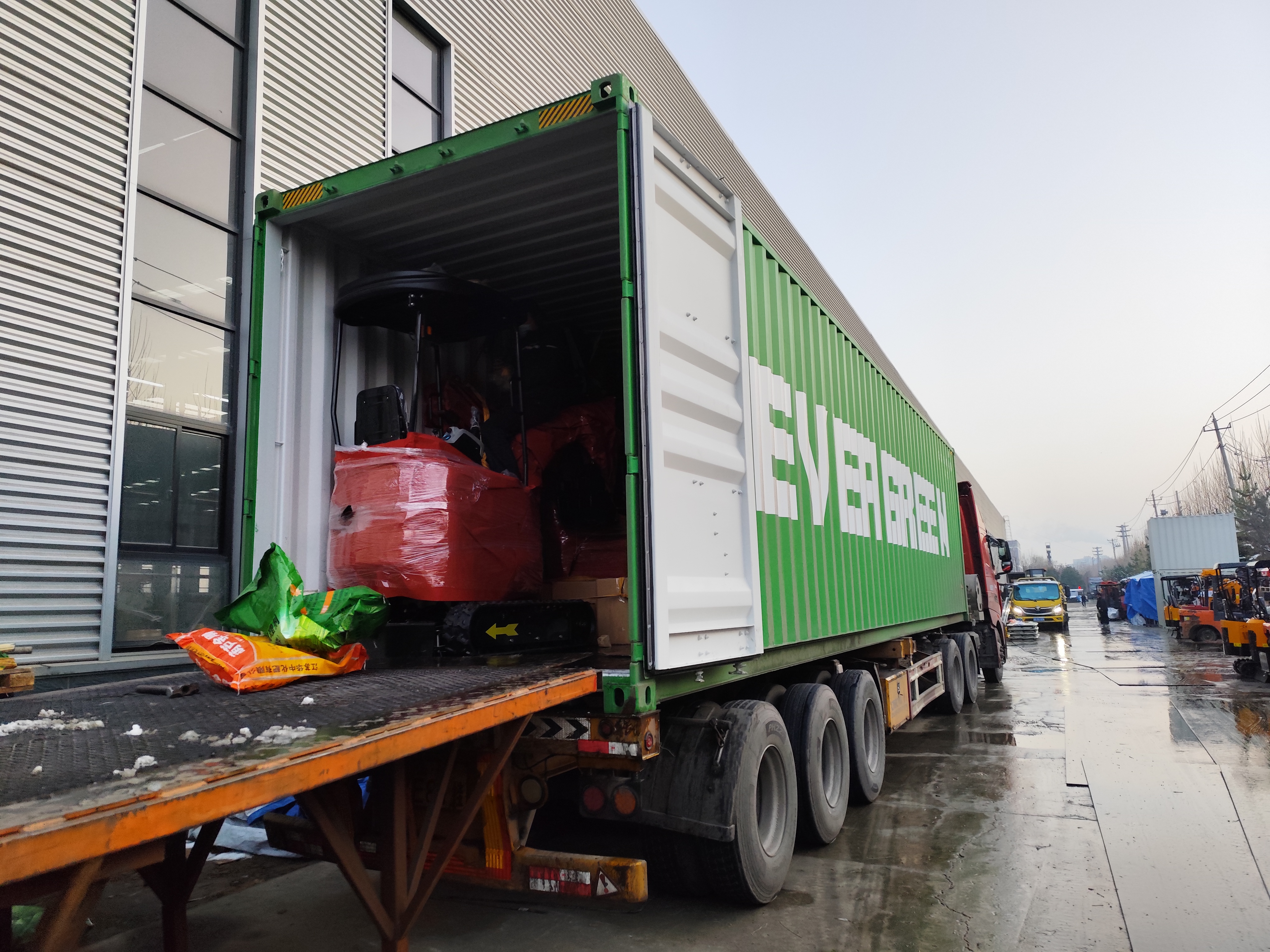 A francia ügyfél mini kotrógép gyártása befejeződött és kiszállításra került