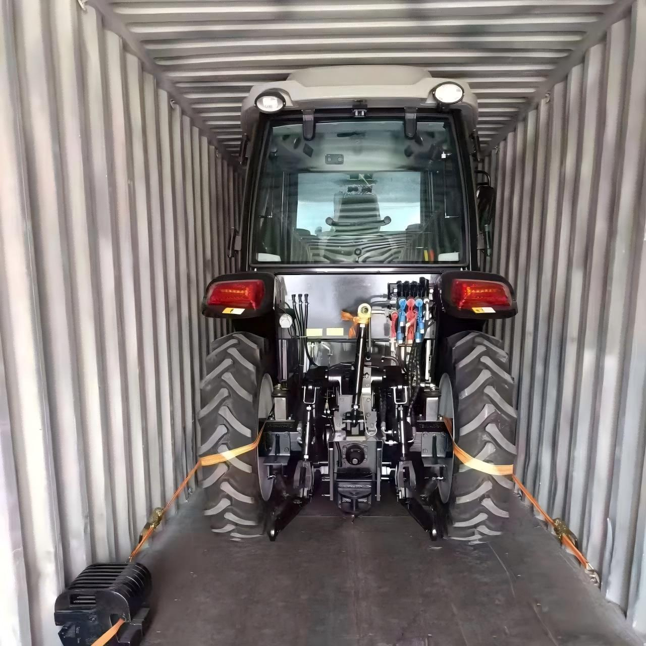 A panamai vevőre szabott 50 LE-s traktort szállították.